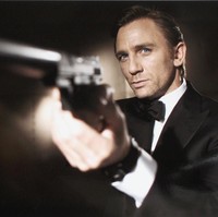 Proses pengambilan gambar film James Bond ke-25 baru saja dimulai di Oracabessa, Jamaika. Daniel Craig yang kembali mendapat kepercayaan untuk memerankan agen 007 itu tampak berada di lokasi. Namun, sang stuntman yang bernama Jean-Charles Rosseau lah yang berhasil mencuri perhatian netizen. (Foto: Getty Images)