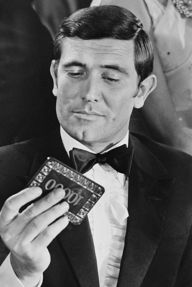 Posisi terakhir atau paling buncit adalah George Lazenby. Aktor 79 tahun asal Australia ini hanya membintangi satu film Bond, yakni On Her Majestys Secret Service. Foto: Getty Images