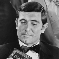 Posisi terakhir atau paling buncit adalah George Lazenby. Aktor 79 tahun asal Australia ini hanya membintangi satu film Bond, yakni On Her Majestys Secret Service. Foto: Getty Images