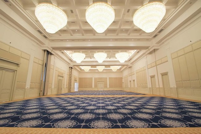 Grand ballroom-nya sendiri merupakan perpaduan antara nuansa klasik, mewah dan modern yang membuatnya jadi pilihan tepat untuk melangsungkan akad nikah, pemberkatan maupun resepsi pernikahan yang sakral. Foto: Instagram/@thetribrata