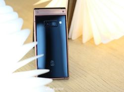 Penampilan Ponsel Lipat Samsung Seharga Rp 40 Juta