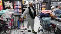Masyarakat membawa belanjaannya untuk di bayar di kasir toko Walmart selama acara penjualan pada hari Thanksgiving, New York, Amerika Serikat, 22 November 2018. REUTERS/Shannon Stapleton.
