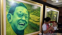 Pameran lukisan yang berlangsung di Lobi Lagoon Tower Hotel Sultan ini untuk mengenang Gus Dur.
