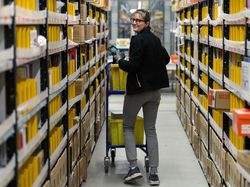 Suasana Gudang Toko Online Terbesar Dunia Sambut Black Friday