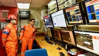 Jonan tampak serius dalam kunjungan tersebut. Dia memperhatikan keterangan yang diberikan oleh pemandu. Istimewa/Dok. Kementerian ESDM.