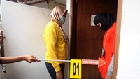 Reka adegan dimulai dari kedatangan pelaku ke kamar kos. Y dan NR diketahui datang sekitar pukul 20.00 WIB, Minggu (18/11). 