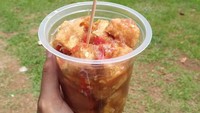 Kalau yang ini, tahu gejrotnya disajikan dalam gelas plastik sehingga lebih mudah untuk menikmati tahu bersama kuahnya. Foto: Instagram@azalea.healthy