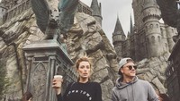 Dunia Harry Potter pun juga pernah ia kunjungi. Bergitupun beberapa theme park lainnya (Arielle/Instagram)