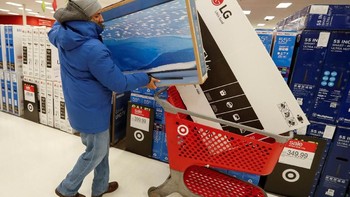 Pria ini membeli berbagai barang elektronik sekaligus. Foto: Reuters