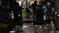 Limbah kerang hijau dan sampah mengancam kesehatan anak-anak tersebut.