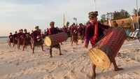 Selain alam, kesenian seperti Gendang Beleq juga menarik perhatian para turis.