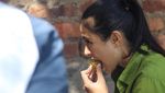 Serunya Efinda Putri Host Jejak Petualang yang Doyan Makan Ulat Pohon