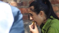 Seru banget nih kayaknya yang lagi makan rambutan. Kulitnya jangan ikut dimakan ya. Foto: instagram @findaandrian