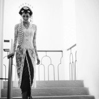 Paula Verhoeven tampil mengenakan kebaya karya desainer Biyan Wanaatmadja dalam akad nikahnya dengan Baim Wong di gedung Tribrata Dharmawangsa, Jakarta Selatan. Dalam foto karya David Salim yang diunggahnya ke akun Instagramnya, Paula terlihat anggun menjadi pengantin Jawa dibalut kebaya putih dari Biyan. Foto: Dok. David Salim Photography