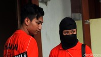 Y dan NR menjalani rekonstruksi di lokasi kos korban, Jl Mampang Prapatan VIII, Gang Senang, Jumat (23/11/2018). 