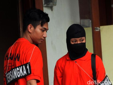 Dua tersangka kasus pembunuhan Ciktuti Iin Puspita (22), Y dan NR, menjalani rekonstruksi. Mereka memperagakan 13 adegan dalam rekonstruksi tersebut.