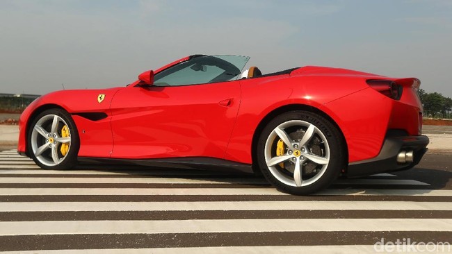 Merasakan di Balik Kemudi Ferrari yang Cocok Digunakan Sehari-hari
