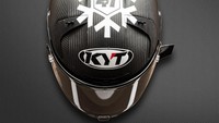 Kalau ini adalah helm milik rekan setim Iannone musim depan, yakni Aleix Espargaro. Ada motif saljunya tepat di bagian atas helmnya. (Foto: Instagram @motogp)
