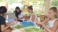 Margot tak hanya cantik dan jago akting, tapi dia juga perduli dengan sekitar. Ia sempat berkunjung ke Filipina, untuk membantu kehidupan di sana, sambil belajar masak di dapur umum. Keren ya? Foto: Instagram @margotrobbie