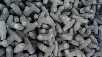 Pemandangan bumi dari atas langit memang selalu menarik untuk dilihat. Hal itu membuat Benjamin Grant mengumpulkan beragam foto satelit dari bumi. Seperti foto ini yang diambil di area sekitar Waduk High Island di Hong Kong. Sosok pria yang terbaring diantara puluhan unit pemecah ombak membuat foto itu tampak unik dan menarik. Istimewa/Boredpanda.