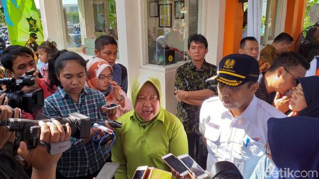 Wali Kota Risma usai membuka perlintasan rel KA Wonokromo/