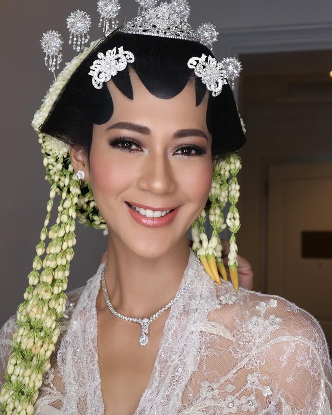 Saat akad nikahnya, Paula juga tampil bak pengantin Jawa dengan riasan paes yang belum pernah dicobanya selama berkarier sebagai model. Baru sebulan lalu aku bilang ke Baim, aku mau pakai paes. Soalnya selama jadi models aku belum pernah makeup berpaes, kata pemenang Elite Model Look Indonesia itu. Foto: Dok. Instagram yogaseptamakeup
