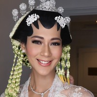 Saat akad nikahnya, Paula juga tampil bak pengantin Jawa dengan riasan paes yang belum pernah dicobanya selama berkarier sebagai model. Baru sebulan lalu aku bilang ke Baim, aku mau pakai paes. Soalnya selama jadi models aku belum pernah makeup berpaes, kata pemenang Elite Model Look Indonesia itu. Foto: Dok. Instagram yogaseptamakeup