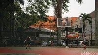 Di Taman Sempur ini juga ada lapangan khusus berolahraga basket lho. (Foto: Kireina/detikHealth)  