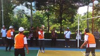 Sri Mulyani bertanding voli dengan petinggi Otoritas Jasa Keuangan (OJK) di Kantor Kementerian Koordinator Perekonomian, Jakarta.