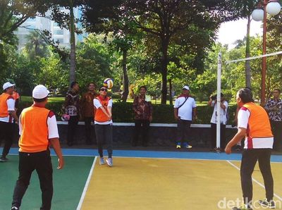 Sri Mulyani Main Voli Pakai Kacamata Hitam, Silau Bu?
