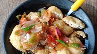 Enak banget! Tahu gejrot yang disajikan dalam piring tanah liat rasanya uenak tenan. Foto: Instagram @gab.foody