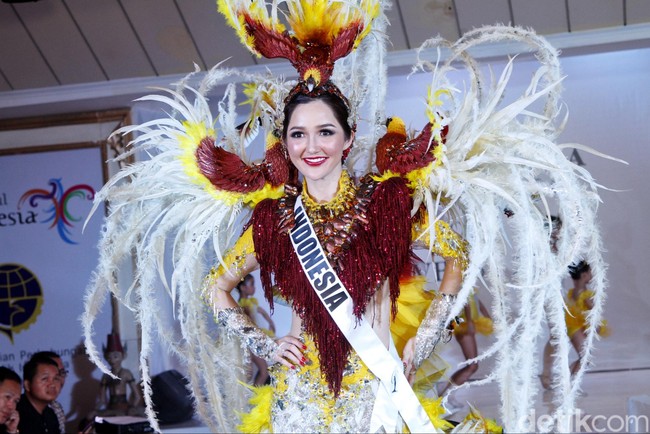 Puteri Indonesia 2018 Sonia Fergina Citra jadi wakil yang akan membawa nama Indonesia di ajang kontes kecantikan dunia Miss Universe 2018 di Bangkok, Thailand, pada Desember mendatang. Sonia akan membawakan kostum nasional bertema ‘Bird of Paradise’ untuk dijagokan di Miss Universe 2018. Foto: Muhammad Abduh/Wolipop