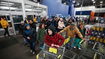 Banyak toko buka lebih awal dan tutup lebih malam untuk mewadahi lautan manusia yang ingin memborong barang diskon. Foto: Getty Images