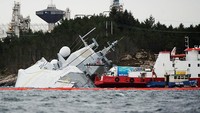 Sebuah kapal perang asal Norwegia KNM Helge Ingstad tenggelam karena tabrakan dengan kapal tanker berbendera Malta di perairan Oygarden Norwegia. Kecelakaan ini terjadi pada 8 November lalu. Mengutip CNN ada 137 awak kapal yang merupakan pasukan militer Norwegia. NTB Scanpix/Marit Hommedal via Reuters.