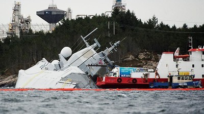 Detik-detik Kapal Perang Norwegia Kandas Ditabrak Tanker