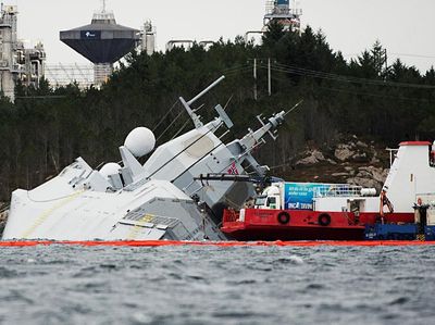 Detik-detik Kapal Perang Norwegia Kandas Ditabrak Tanker