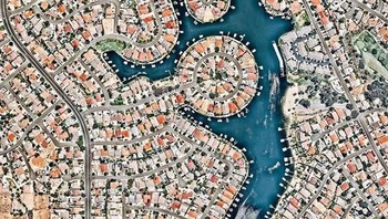 Pemandangan Canyon Lake dari atas. Canyon Lake adalah kota di California Selatan dengan jumlah populasi 11.000 orang. Dibangun pada tahun 1968, kota ini menjadi salah satu dari lima kota yang memiliki penjagaan luar biasa di Amerika Serikat. Istimewa/Boredpanda.