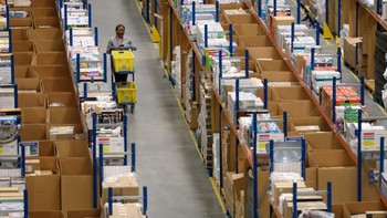 Ini adalah salah satu gudang Amazon yang berlokasi di Hemel Hempstead, Inggris. Foto: Getty Images