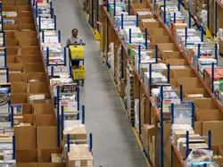 Suasana Gudang Toko Online Terbesar Dunia Sambut Black Friday