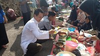 Inilah tradisi Ngaruwat Lembur yang sudah dilakukan turun temurun setiap peringatan Maulid Nabi Muhammad SAW. Tradisi ini dilakukan ratusan warga Dusun Cipeuteuy, Desa Girilaya, Kecamatan Panawangan, Kabupaten Ciamis. (Dadang/detikTravel)