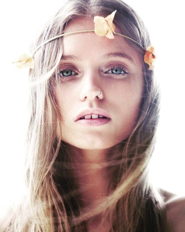 Abbey Lee Kershaw telah bekerja untuk Victorias Secret, Balmain, Valentino, Alexander Wang, dan sejumlah brand kenamaan lain. Ini membuktikan jika gigi renggang bisa jadi sebuah beauty mark. Foto: Instagram