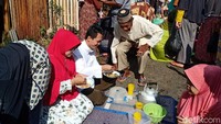 Makna dari tradisi tersebut untuk mengenang para leluhur yang telah berjasa. Karena atas jasa orang terdahulu, warga sekarang bisa menikmatinya. Untuk itu jangan melupakan sejarah. (Dadang/detikTravel)