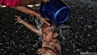 Anak-anak bahkan mandi di ruang terbuka.