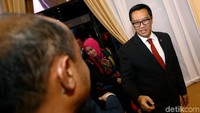 Ia terlihat elegan mengenakan setelan jas hitam dipadu dengan dasi berwarna merah.