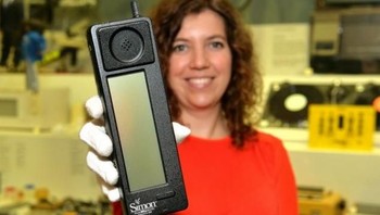 Di eranya, Simon dijual di 15 negara bagian AS secara kontrak selama dua tahun dengan harga USD 899 dan tanpa kontrak seharga USD 1099. Meski kemudian harganya didiskon menjadi USD 599 dengan kontrak selama dua tahun. (Foto: Istimewa)