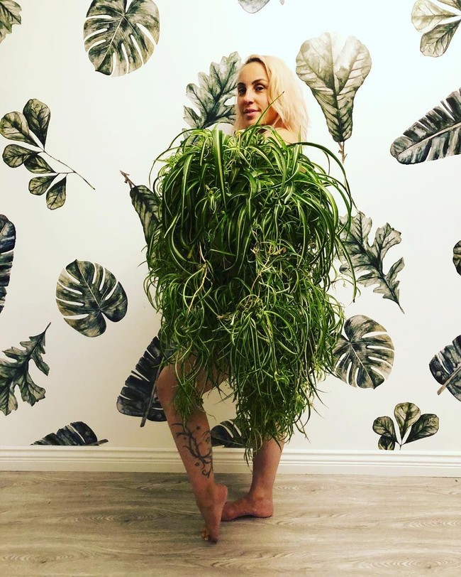 Netizen lainnya pun tampil unik berpose dengan tanaman. Tanaman rambatnya dibuat jadi baju untuk menutupi tubuhnya.  Foto: Instagram