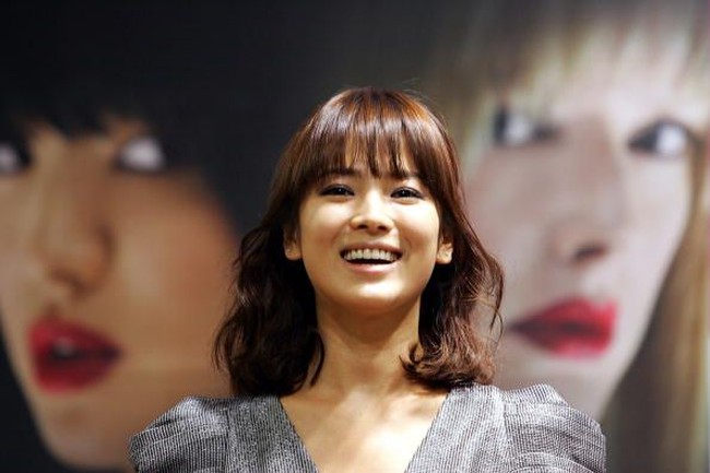 Ini penampilan cantik Hye Kyo di 2008 saat menghadiri Busan Film Festival.  Foto: dok. Getty Images