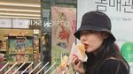 Cantiknya Alami! Ini Momen HyunA Saat Ngopi dan Makan Waffle