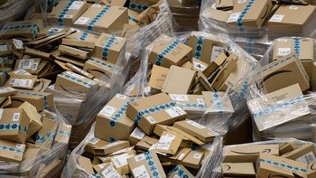 Amazon yang banyak mendiskon barangnya pun dibanjiri pesanan. Foto: Getty Images