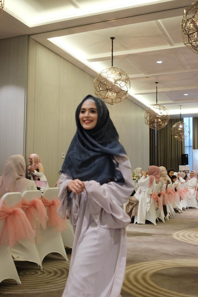 Hadir pula si cantik Vebby Palwinta sebagai muse hari itu. Bertubuh mungil, Vebby Palwinta tampil cantik dalam balutan busana biru dongker. Foto: Foto: Silmia Putri/Wolipop